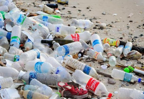 Ilustrasi pengurangan botol plastik